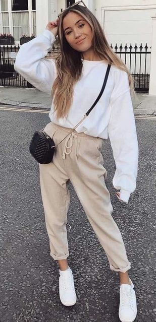 Stílusiskola: így viselj fehér pulcsikat -  -  - divat, fehér pulcsi, outfit, stílus, 