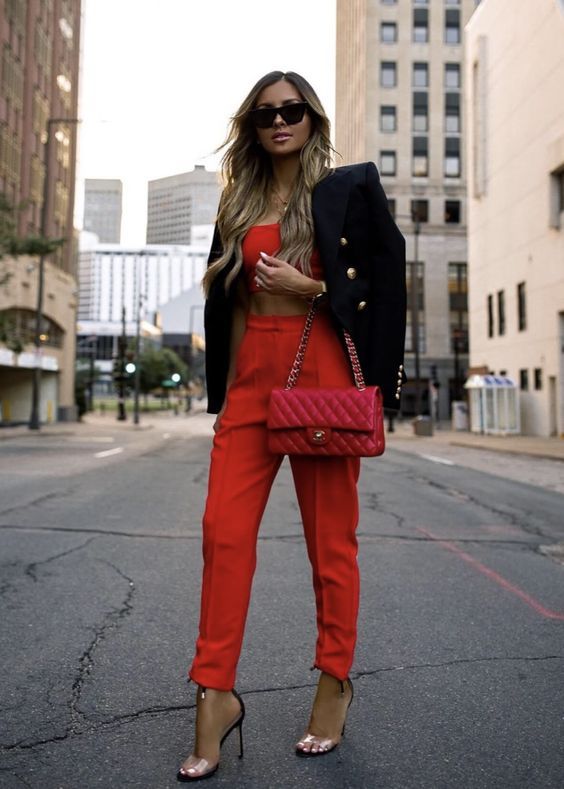 Stílusiskola: így viselj crop topokat blézerekkel -  -  - blézer, crop top, divat, outfit, stílus, tavasz, 