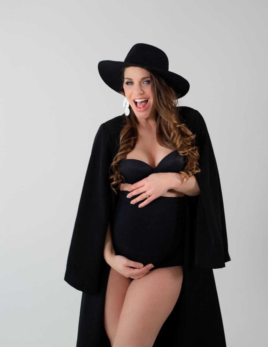 Dér Heni: „Fogalmam sem volt, hogy egy babakocsin és kiságyon kívül még mire lehet szüksége egy kisbabának” - Apa mappa -  - dér heni, kismama, pelenka.hu, 