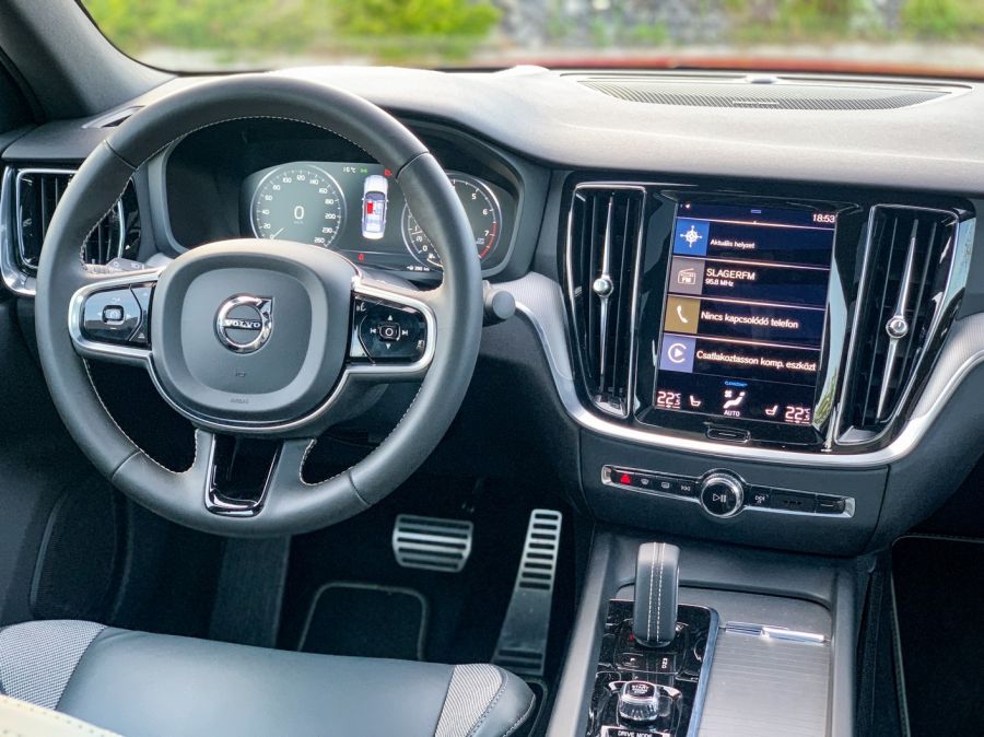 Egynél jobb a kettő – Volvo S60 B3 és T5 - Autó & Motor - MOBILITY - S60 teszt, s60 volvo, volvo s60, Volvo S60 B3 mild-hybrid teszt, Volvo S60 D3 vs. T5, Volvo S60 T5 teszt, 