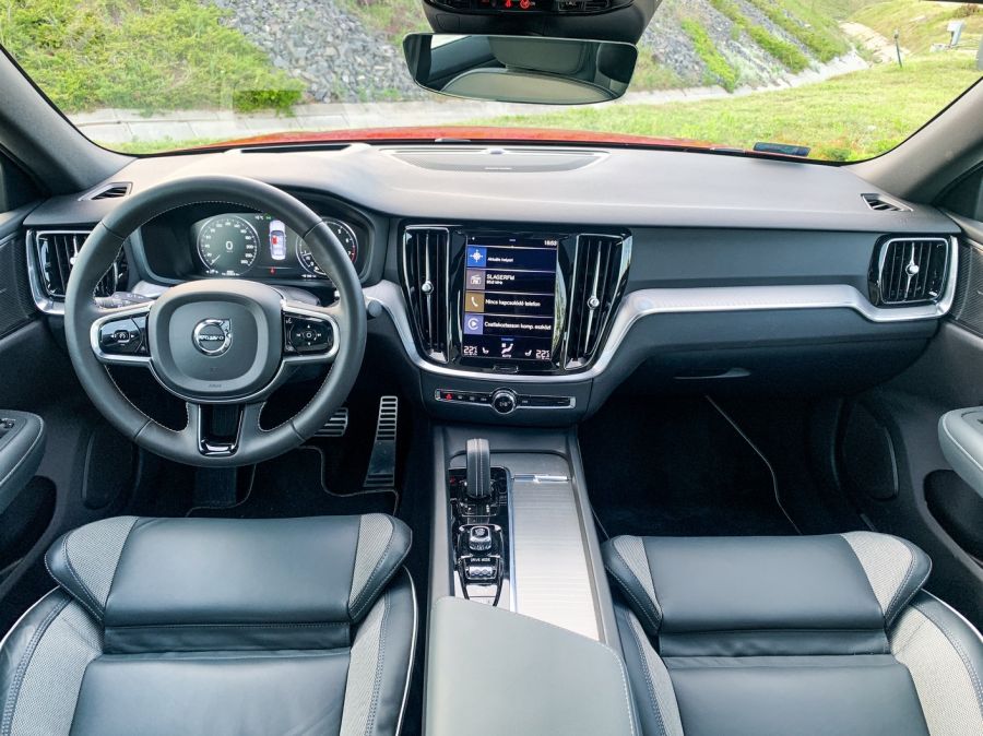 Egynél jobb a kettő – Volvo S60 B3 és T5 - Autó & Motor - MOBILITY - S60 teszt, s60 volvo, volvo s60, Volvo S60 B3 mild-hybrid teszt, Volvo S60 D3 vs. T5, Volvo S60 T5 teszt, 