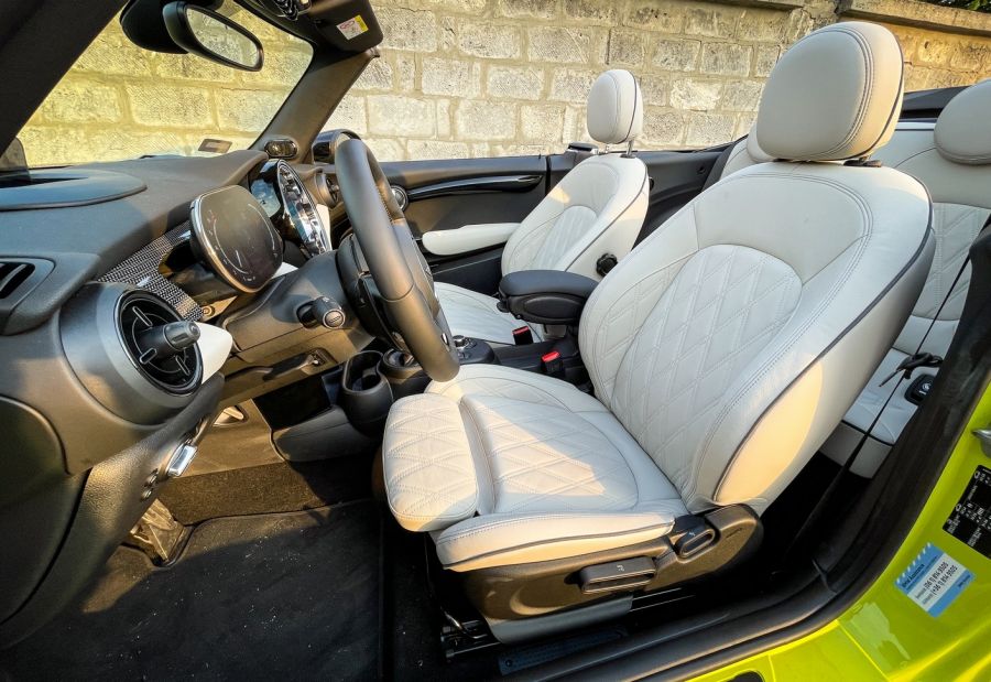 Csak az élvezet végett – Mini JCW Cabrio 2021 - Autó & Motor - MOBILITY - Mini  2021, Mini Cabrio teszt, Mini JWC Cabrio 2021 teszt, Mini teszt, 