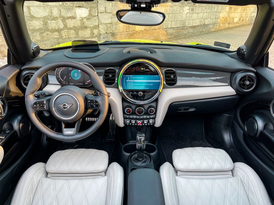 Csak az élvezet végett – Mini JCW Cabrio 2021 - Autó & Motor - MOBILITY - Mini  2021, Mini Cabrio teszt, Mini JWC Cabrio 2021 teszt, Mini teszt, 