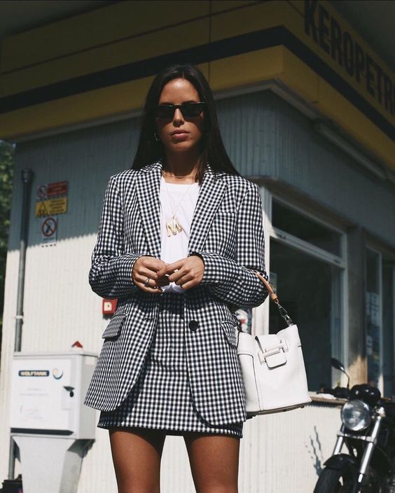 Stílusiskola: így viselj miniszoknyát, amikor hűvösre fordul az idő -  -  - divat, miniszoknya, outfit, ősz, stílus, 