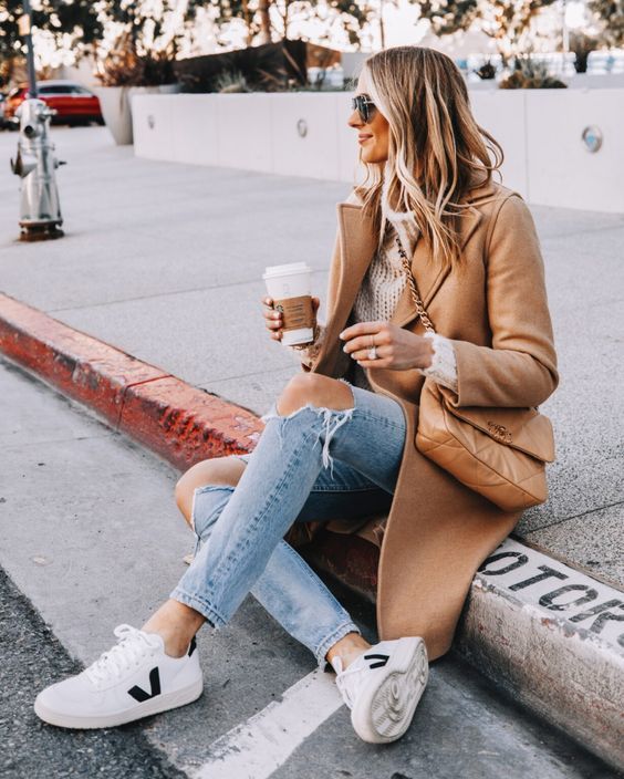 Stílusiskola: outfitek szaggatott farmerokkal az őszi szezonra -  -  - divat, farmer, outfit, ősz, stílus, szaggatott farmer, 