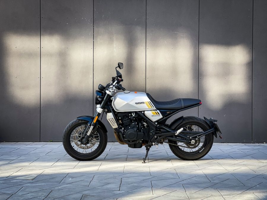 A divathullámon szörfözve – Brixton 500 - Autó & Motor - MOBILITY - brixton, brixton 500, brixton 500 teszt, brixton motor, brixton motor teszt, 