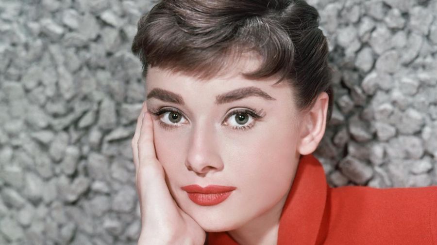 'Mihez érdemes legjobban ragaszkodni az életben? Egymáshoz.' - Audrey Hepburn idézetek -  -  - audrey hepburn, audrey hepburn filmek, audrey hepburn idézetek, 