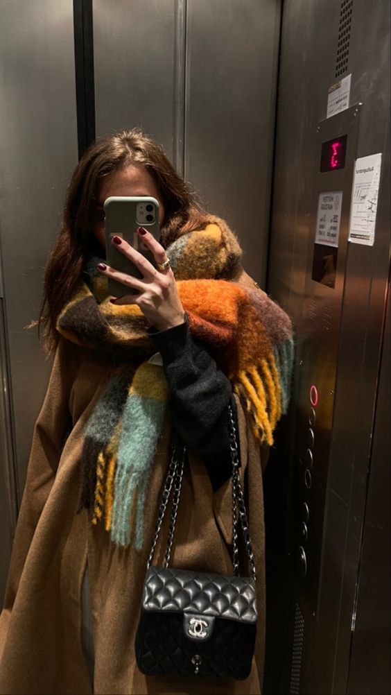 Stílusiskola: így viselj színes sálakat -  -  - kötött sál, outfit, sál, stílus, tél, 