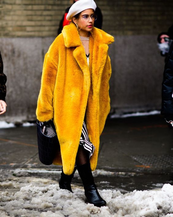 Stílusiskola: így viselj színes műszőrme kabátokat -  -  - divat, kabát, műszőrme, műszőrme kabát, outfit, stílus, 