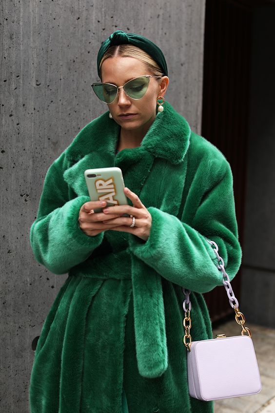 Stílusiskola: így viselj színes műszőrme kabátokat -  -  - divat, kabát, műszőrme, műszőrme kabát, outfit, stílus, 