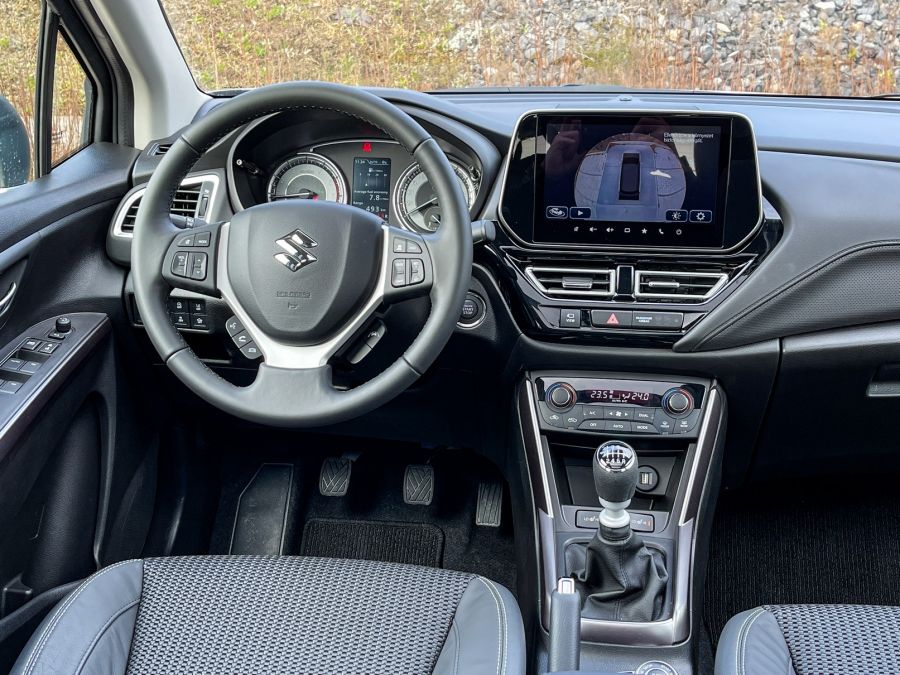 Több, mint facelift – Suzuki S-Cross 1.4 AllGrip GLX Panoráma - Autó & Motor - MOBILITY - s-cross 2022, s-cross teszt, suzuki, suzuki s cross, Suzuki S-Cross 1%2C4 GLX Panoráma teszt, Suzuki S-Cross 2021 teszt, Suzuki S-Cross 2022 teszt, 