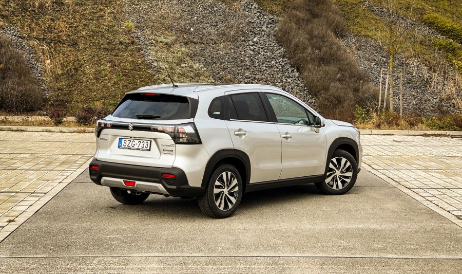 Több, mint facelift – Suzuki S-Cross 1.4 AllGrip GLX Panoráma - Autó & Motor - MOBILITY - s-cross 2022, s-cross teszt, suzuki, suzuki s cross, Suzuki S-Cross 1%2C4 GLX Panoráma teszt, Suzuki S-Cross 2021 teszt, Suzuki S-Cross 2022 teszt, 