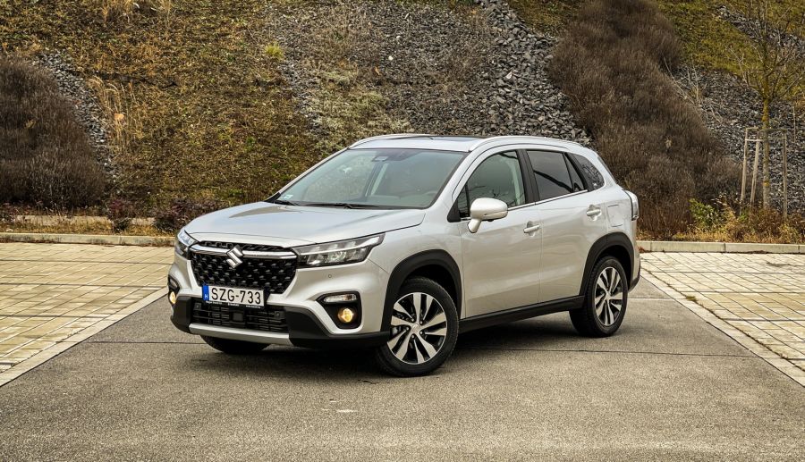 Több, mint facelift – Suzuki S-Cross 1.4 AllGrip GLX Panoráma - Autó & Motor - MOBILITY - s-cross 2022, s-cross teszt, suzuki, suzuki s cross, Suzuki S-Cross 1%2C4 GLX Panoráma teszt, Suzuki S-Cross 2021 teszt, Suzuki S-Cross 2022 teszt, 
