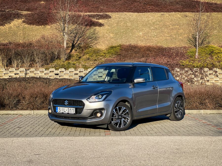 Mindegy kié, szeretem! – Suzuki Swift 1,2 mild-hybrid GLX CVT - Autó & Motor - MOBILITY - 2021 Suzuki Swift 1%2C2 GLX, 2021 Swift teszt, Suzuki Swift GLX automata teszt, Suzuki teszt, Swift GLX CVT teszt, Swift teszt, 