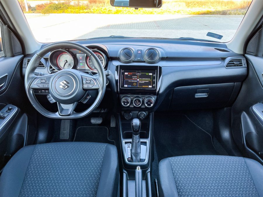 Mindegy kié, szeretem! – Suzuki Swift 1,2 mild-hybrid GLX CVT - Autó & Motor - MOBILITY - 2021 Suzuki Swift 1%2C2 GLX, 2021 Swift teszt, Suzuki Swift GLX automata teszt, Suzuki teszt, Swift GLX CVT teszt, Swift teszt, 