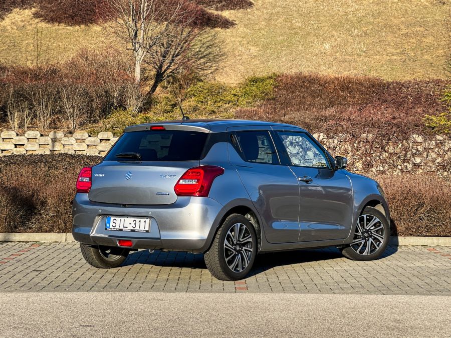 Mindegy kié, szeretem! – Suzuki Swift 1,2 mild-hybrid GLX CVT - Autó & Motor - MOBILITY - 2021 Suzuki Swift 1%2C2 GLX, 2021 Swift teszt, Suzuki Swift GLX automata teszt, Suzuki teszt, Swift GLX CVT teszt, Swift teszt, 