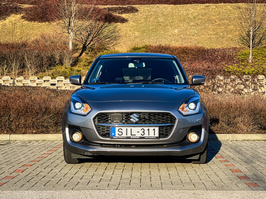 Mindegy kié, szeretem! – Suzuki Swift 1,2 mild-hybrid GLX CVT - Autó & Motor - MOBILITY - 2021 Suzuki Swift 1%2C2 GLX, 2021 Swift teszt, Suzuki Swift GLX automata teszt, Suzuki teszt, Swift GLX CVT teszt, Swift teszt, 