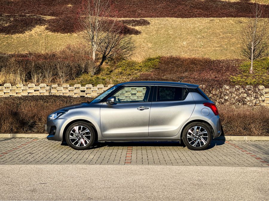 Mindegy kié, szeretem! – Suzuki Swift 1,2 mild-hybrid GLX CVT - Autó & Motor - MOBILITY - 2021 Suzuki Swift 1%2C2 GLX, 2021 Swift teszt, Suzuki Swift GLX automata teszt, Suzuki teszt, Swift GLX CVT teszt, Swift teszt, 
