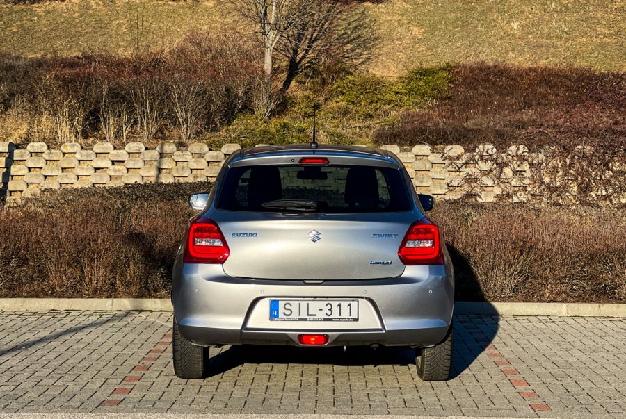 Mindegy kié, szeretem! – Suzuki Swift 1,2 mild-hybrid GLX CVT - Autó & Motor - MOBILITY - 2021 Suzuki Swift 1%2C2 GLX, 2021 Swift teszt, Suzuki Swift GLX automata teszt, Suzuki teszt, Swift GLX CVT teszt, Swift teszt, 