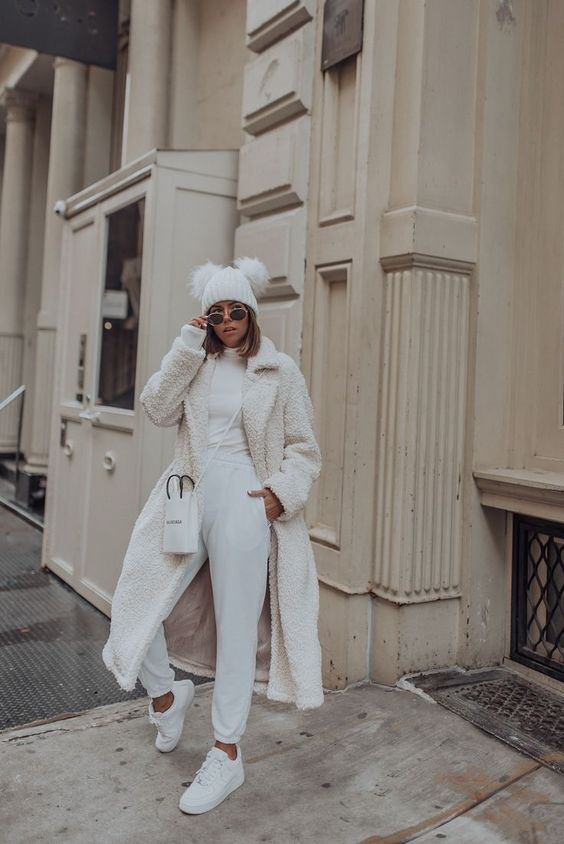 Stílusiskola: így viselj télen fehér műszőrme kabátokat -  -  - divat, fehér bunda, műszőrme, outfit, stílus, 