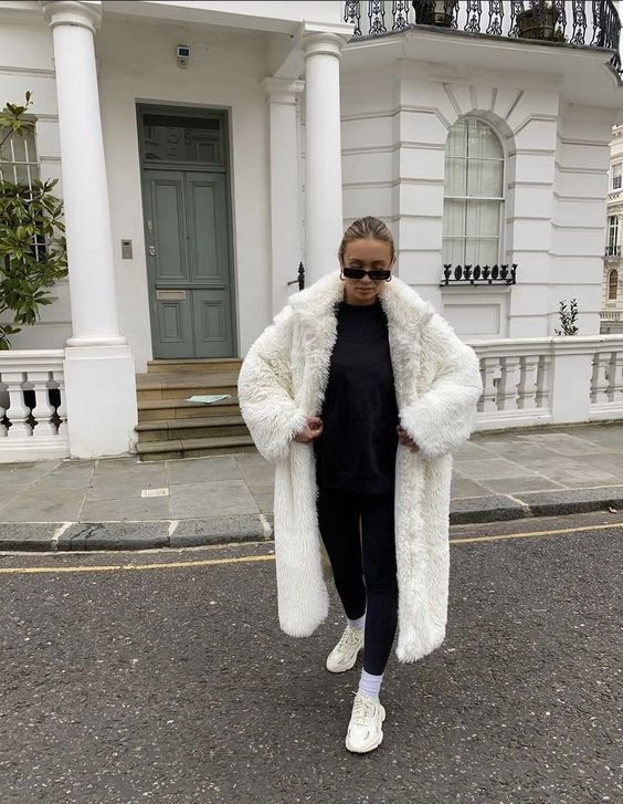 Stílusiskola: így viselj télen fehér műszőrme kabátokat -  -  - divat, fehér bunda, műszőrme, outfit, stílus, 