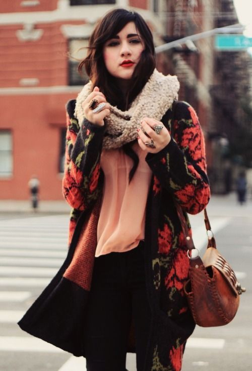 Stílusiskola: varázsolj tavaszi hangulatot virágos pulcsikkal -  -  - divat, outfit, stílus, virágos pulcsi, 