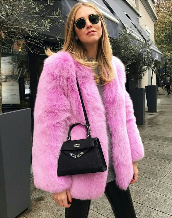 Stílusiskola: mondj búcsút a télnek színes szőrös kabátokban -  -  - divat, outfit, stílus, színes, szőrös kabát, tavasz, tél, 