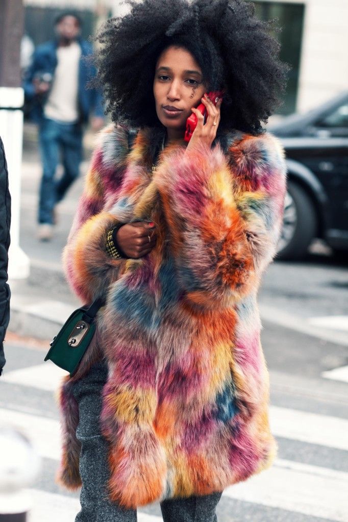 Stílusiskola: mondj búcsút a télnek színes szőrös kabátokban -  -  - divat, outfit, stílus, színes, szőrös kabát, tavasz, tél, 