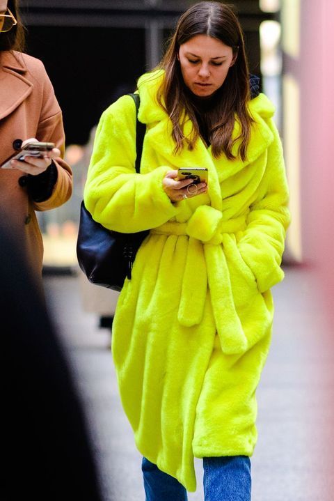 Stílusiskola: mondj búcsút a télnek színes szőrös kabátokban -  -  - divat, outfit, stílus, színes, szőrös kabát, tavasz, tél, 