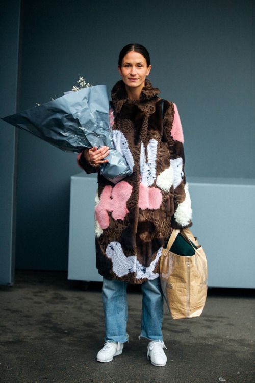 Stílusiskola: mondj búcsút a télnek színes szőrös kabátokban -  -  - divat, outfit, stílus, színes, szőrös kabát, tavasz, tél, 