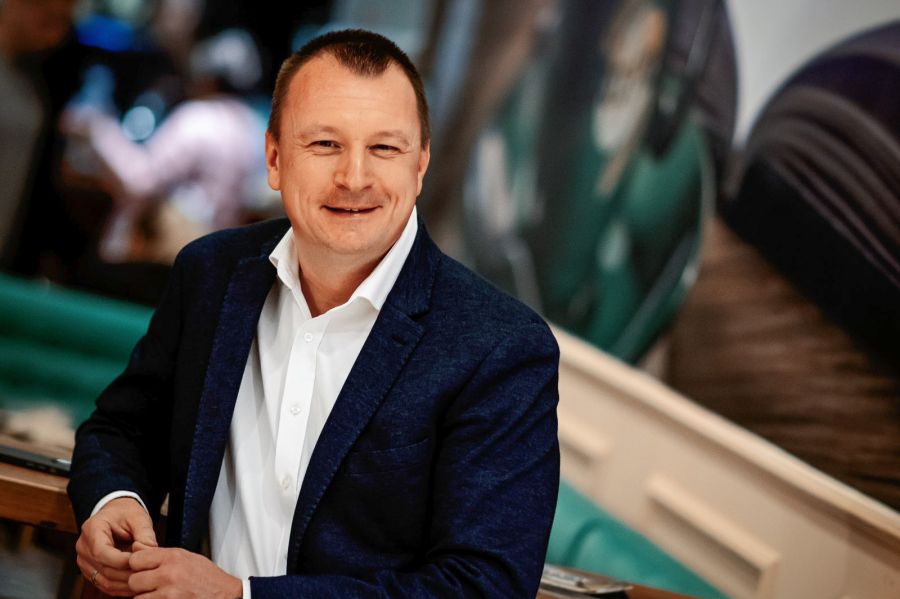 'Igazi terápia volt könyvet írni a Forma1-es élményeimről' – Megjelent Szujó Zoltán első könyve - Autó & Motor - MOBILITY - f1, forma1, könyv, könyvajánló, szujó zoltán,