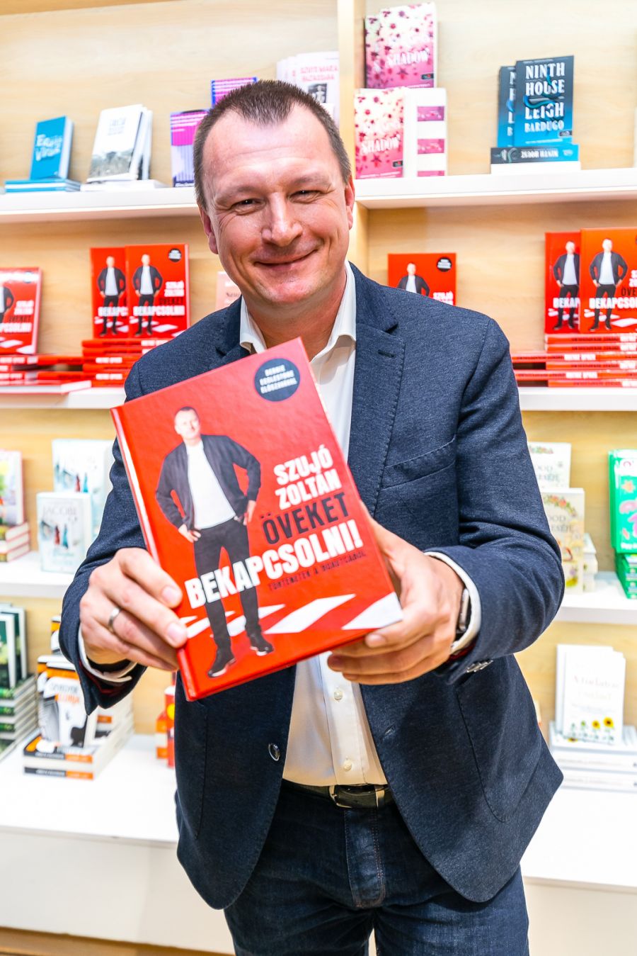 'Igazi terápia volt könyvet írni a Forma1-es élményeimről' – Megjelent Szujó Zoltán első könyve - Autó & Motor - MOBILITY - f1, forma1, könyv, könyvajánló, szujó zoltán,