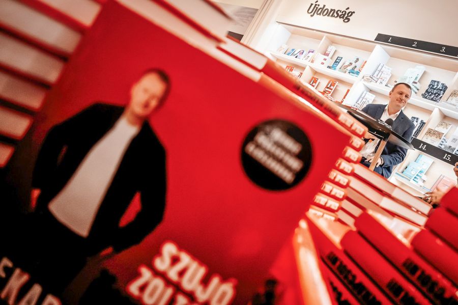 'Igazi terápia volt könyvet írni a Forma1-es élményeimről' – Megjelent Szujó Zoltán első könyve - Autó & Motor - MOBILITY - f1, forma1, könyv, könyvajánló, szujó zoltán,