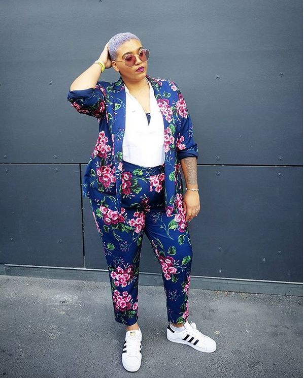 Stílusiskola: így viselj tavasszal virágmintás nadrágokat -  -  - divat, outfit, stílus, tavasz, virágmintás nadrág, 