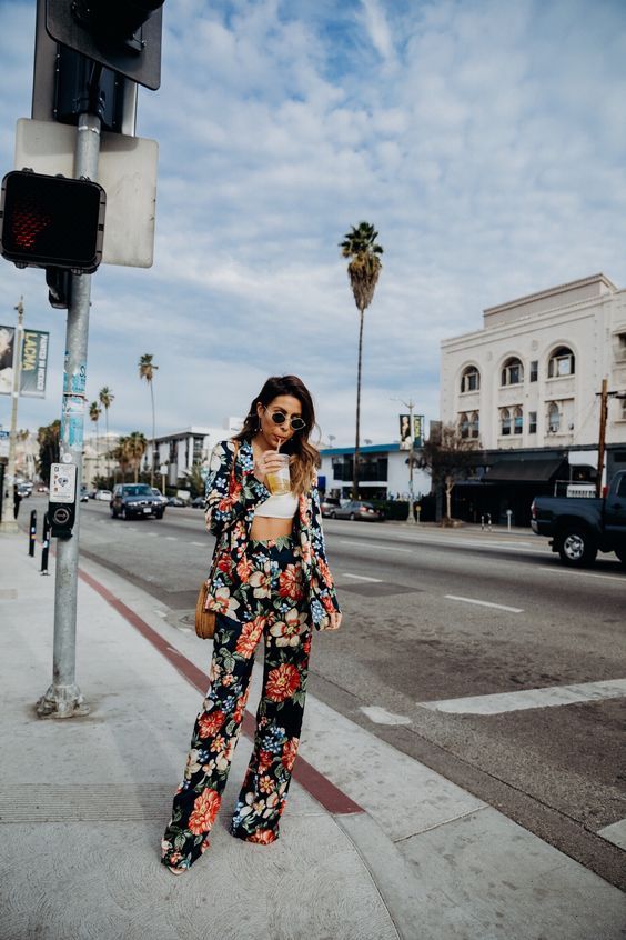 Stílusiskola: így viselj tavasszal virágmintás nadrágokat -  -  - divat, outfit, stílus, tavasz, virágmintás nadrág, 