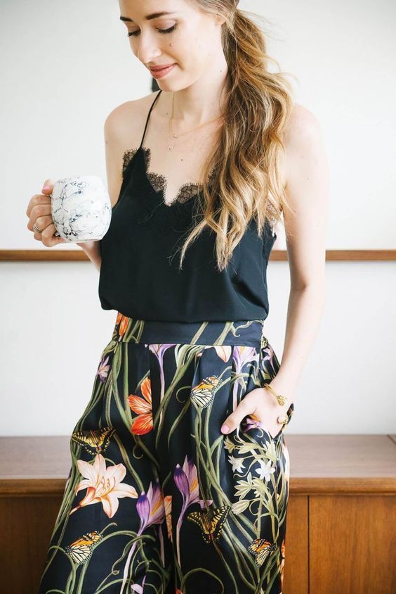 Stílusiskola: így viselj tavasszal virágmintás nadrágokat -  -  - divat, outfit, stílus, tavasz, virágmintás nadrág, 