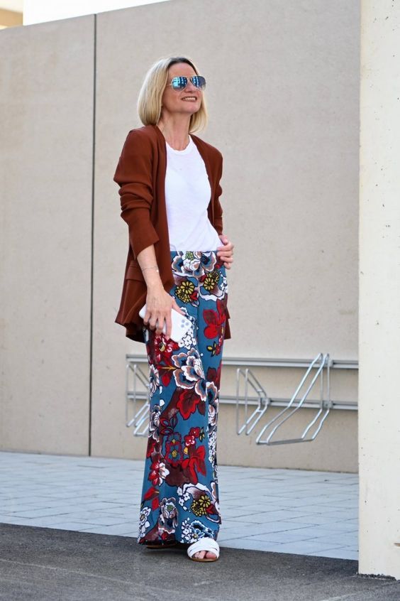 Stílusiskola: így viselj tavasszal virágmintás nadrágokat -  -  - divat, outfit, stílus, tavasz, virágmintás nadrág, 