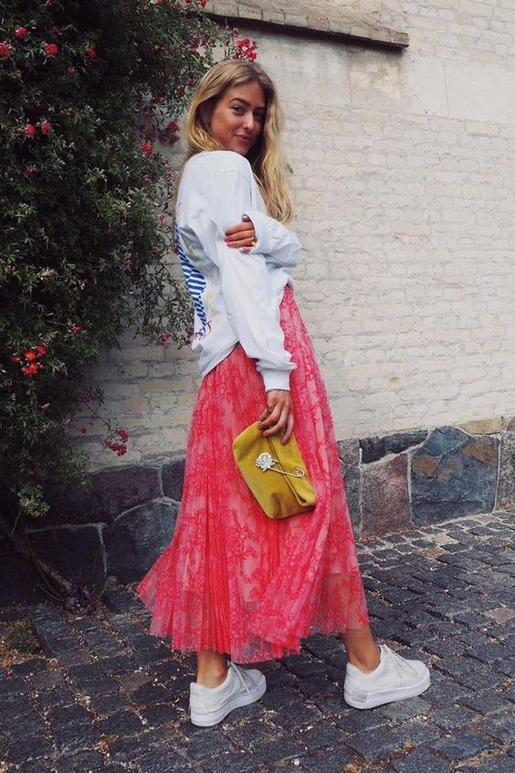 Stílusiskola: szoknya és sportcipő, a tökéletes kombináció tavaszra -  -  - divat, outfit, stílus, szoknya, tavasz, 