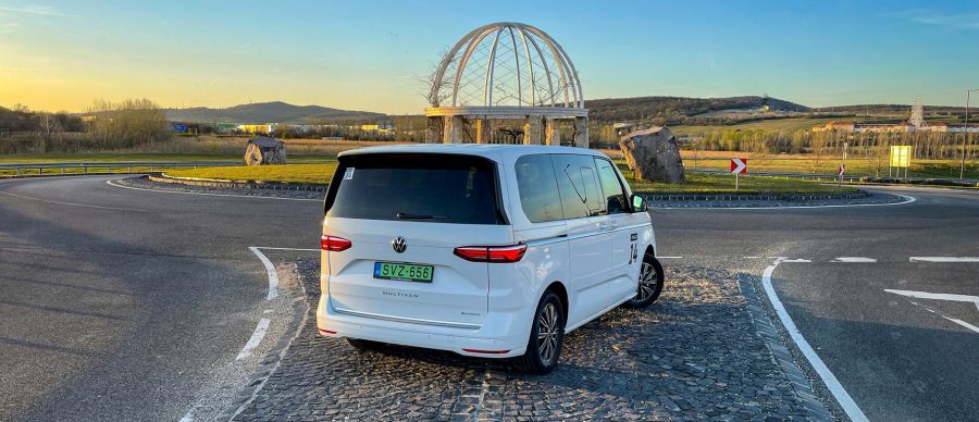 A bűvös hetes – Volkswagen T7 Multivan RT Plug-In-Hybrid - Autó & Motor - MOBILITY - 2022 VW Multivan teszt, t7 multivan, T7 Multivan plug-in hybrid teszt, Volkswagen T7 Multivan PHEV teszt, 