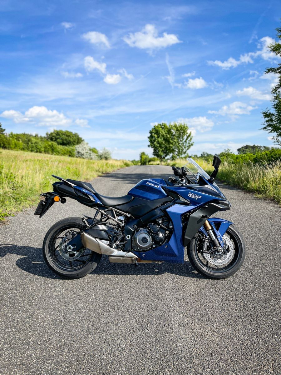 Ruhával vagy ruha nélkül? – Suzuki GSX-S1000 GT és GSX-S1000 - Autó & Motor - MOBILITY - gsxs 1000, gsxs 1000 gt, Suzuki GSX-S1000 teszt, Suzuki GSX-S1000GT teszt, Suzuki motor teszt, 