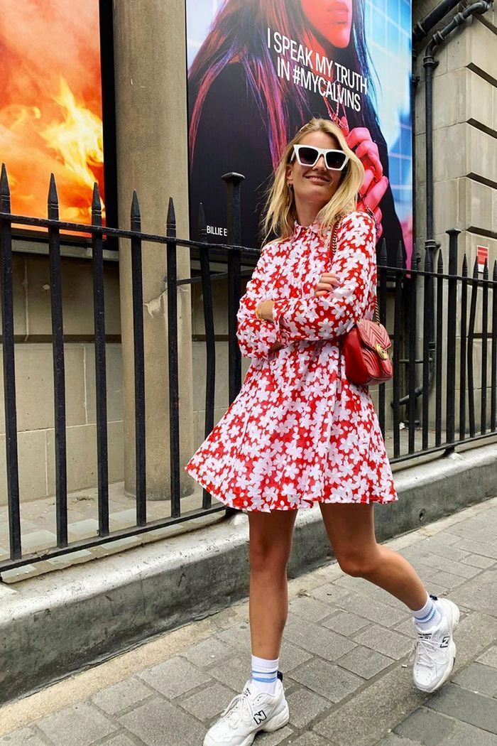 Stílusiskola: így viselj laza virágos ruhákat -  -  - divat, laza ruhák, nyár, outfit, stílus, virágos ruhák, 