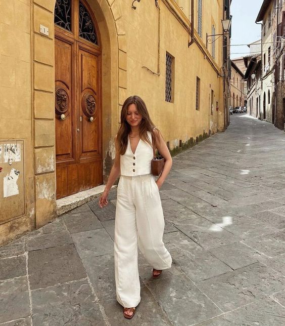 Stílusiskola: így viselj nyáron mellényeket -  -  - divat, kánikula, meleg, mellény, nyár, outfit, stílus, 