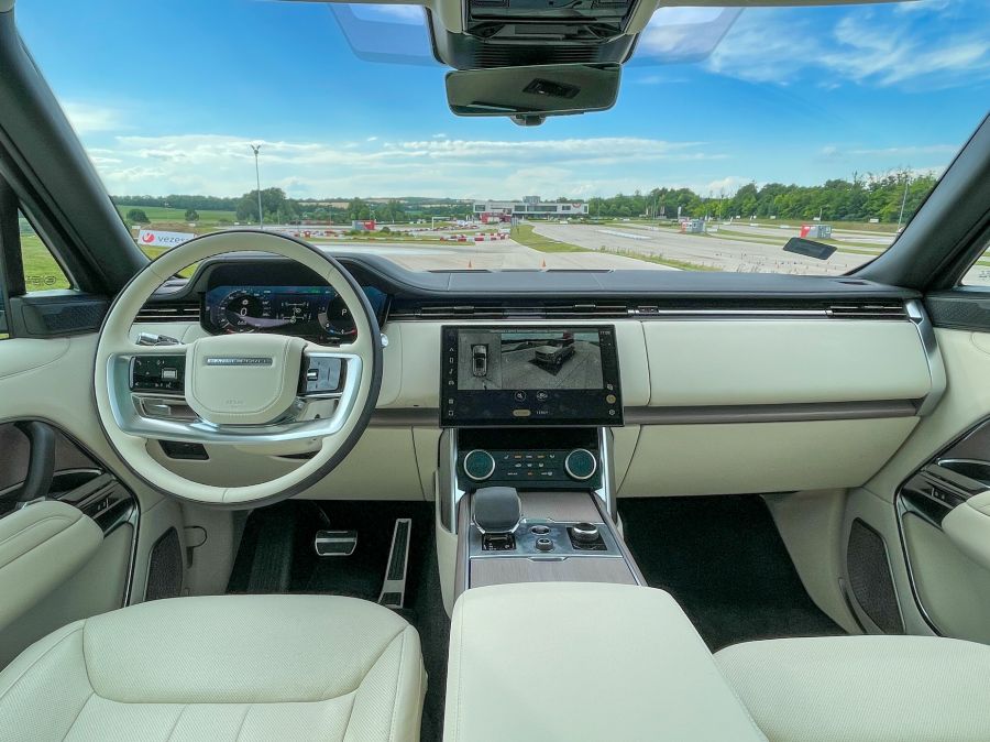 Az arisztokrácia „diszkrét” bája – Range Rover D350 First Edition MHEV - Autó & Motor - MOBILITY - 2022 Range Rover D350 MHEV teszt, 2022 Range Rover First Edition D350 MHEV teszt, range rover, Range Rover dízel teszt, Range Rover teszt, 