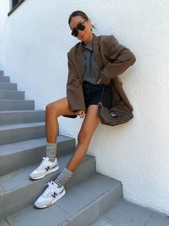 Stílusiskola: blézer és tornacipő - az őszi szezon nyerő párosa -  -  - blézer, divat, outfit, stílus, tornacipő, 