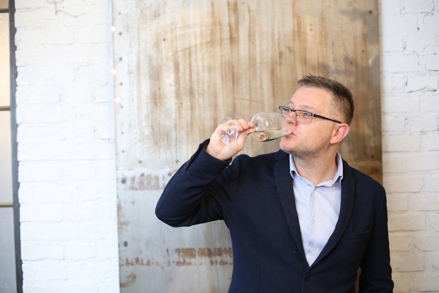 Sétált oroszlánokkal, evezett aligátorok és búvárkodott cápák között – most Etyeken készít különleges borokat - STYLELIFE - Gasztronómia - bor, borász, Etyek, The Vine HRVSTD for You, varga zsombor,