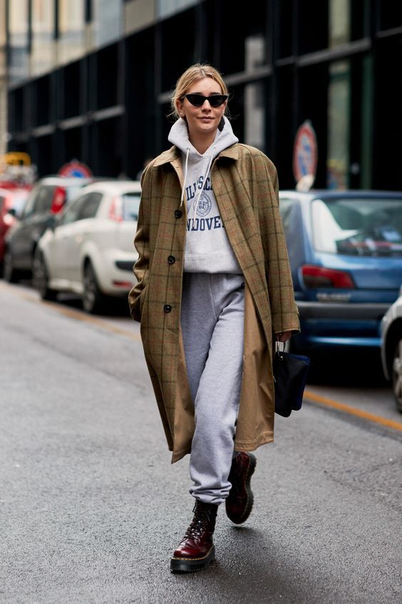 Stílusiskola: így viselj kapucnis pulcsikat szövetkabáttal -  -  - divat, kapucnis pulcsi, outfit, stílus, szövetkabát, 