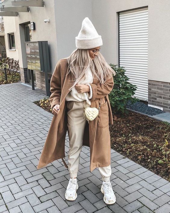 Stílusiskola: így viselj kapucnis pulcsikat szövetkabáttal -  -  - divat, kapucnis pulcsi, outfit, stílus, szövetkabát, 