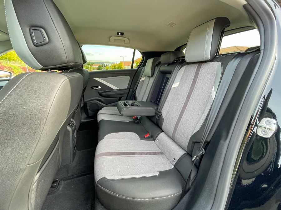 Jó lesz-e számára a csillagok állása? – 2022 Opel Astra 1,5 dízel Elegance - Autó & Motor - MOBILITY - 2022 Opel Astra 1%2C5 dízel Elegance teszt, 2022 Opel Astra dízel teszt, Astra Elegance 1%2C5 dízel, Astra teszt, 