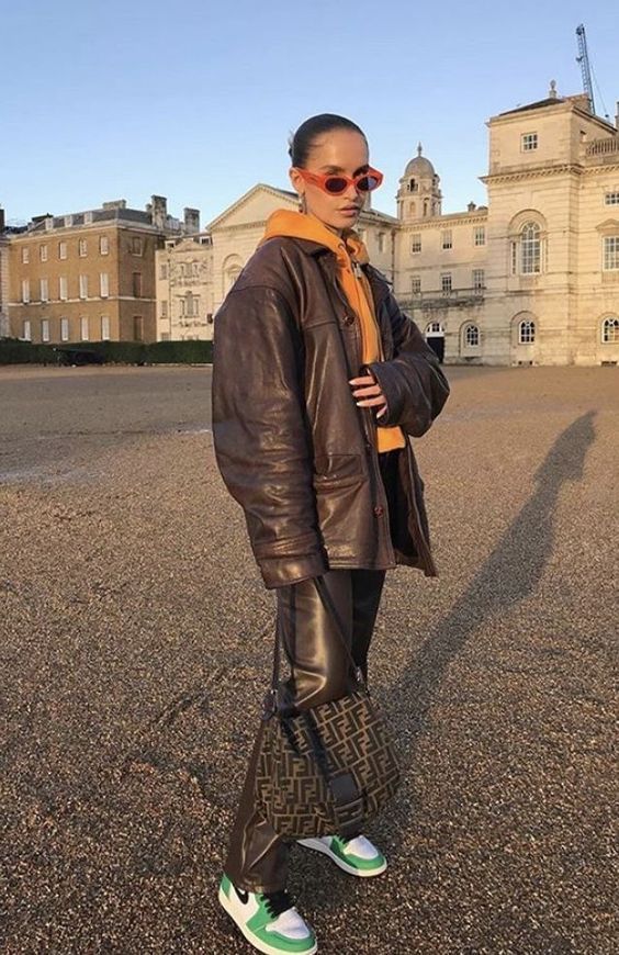 Stílusiskola: barna bőrkabát - az őszi szezon egyik legnagyobb trendje -  -  - barna bőrdzseki, bőrdzseki, divat, oufit, stílus, 