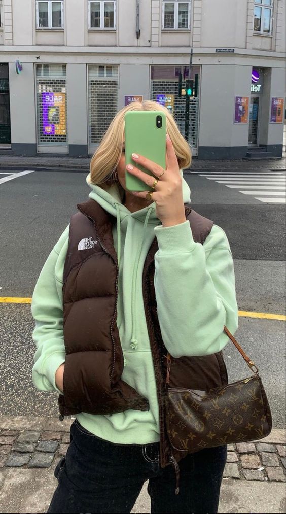 Stílusiskola: így viseld télen a csodás zsályazöld színt -  -  - stílusiskola, 